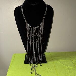 Chic Silver Necklace with Green Highlights